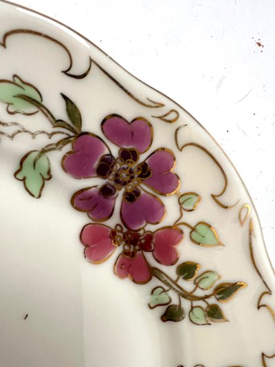 Set di 12 piatti da dessert e 2 piatti grandi - Porcelaine Zsolnay Pécs - Farfalla con disegno floreale