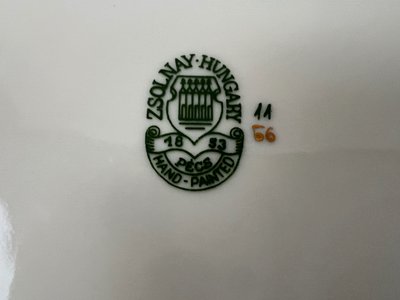 Set di 12 piatti da dessert e 2 piatti grandi - Porcelaine Zsolnay Pécs - Farfalla con disegno floreale