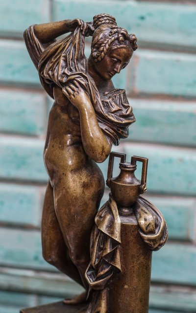 A. MAILLOL - PRADIER James 1790-1852, dopo, Femme ôtant sa chemise, bronzo
