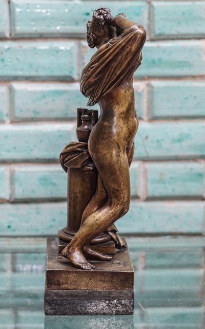 A. MAILLOL - PRADIER James 1790-1852, dopo, Femme ôtant sa chemise, bronzo