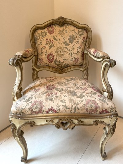 Deux fauteuils en bois laqué et doré, Lombardie, XVIIIe siècle