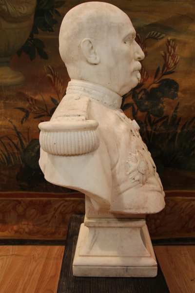 grande busto di generale in marmo di Carrara, firmato D.Trentacoste 1873