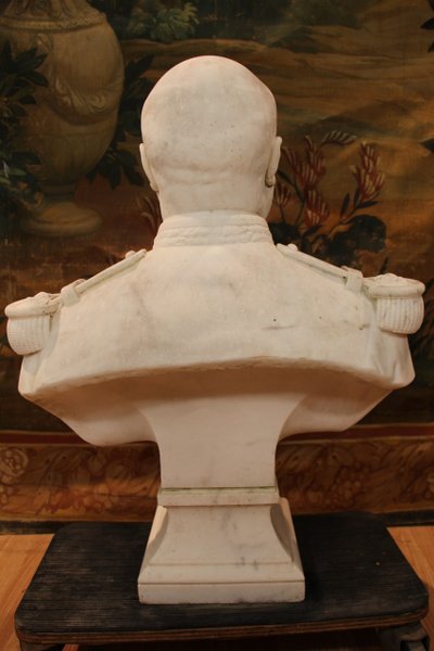 grande busto di generale in marmo di Carrara, firmato D.Trentacoste 1873