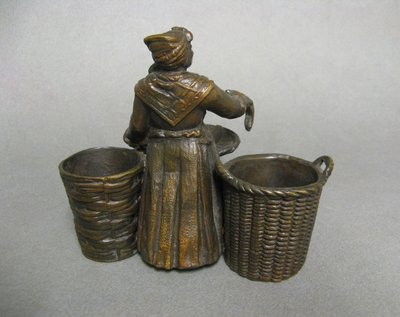 Pyrogène En Bronze XIXe. La Marchande De Poissons.