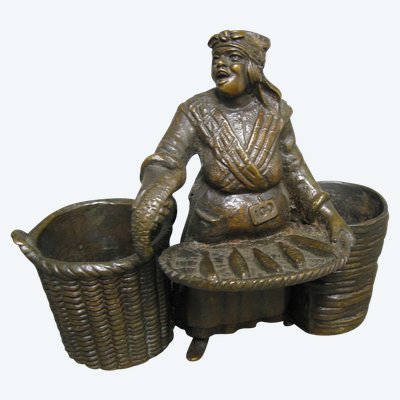 Pyrogène En Bronze XIXe. La Marchande De Poissons.