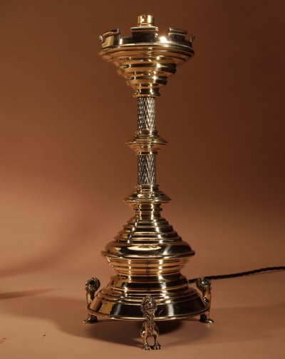 Intéressante et impressionnante paire de lampes de table en laiton signées, de style néogothique. Ho