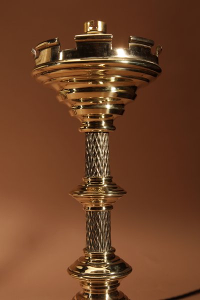 Intéressante et impressionnante paire de lampes de table en laiton signées, de style néogothique. Ho