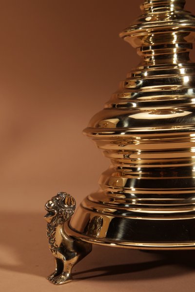Intéressante et impressionnante paire de lampes de table en laiton signées, de style néogothique. Ho