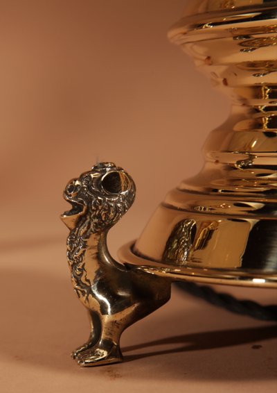 Intéressante et impressionnante paire de lampes de table en laiton signées, de style néogothique. Ho