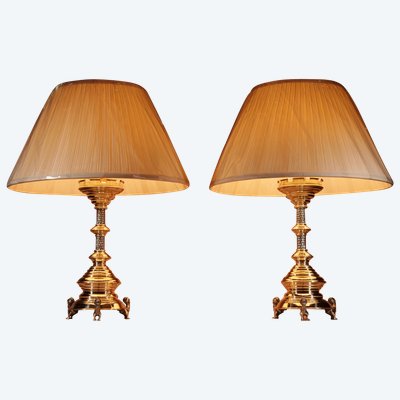 Intéressante et impressionnante paire de lampes de table en laiton signées, de style néogothique. Ho