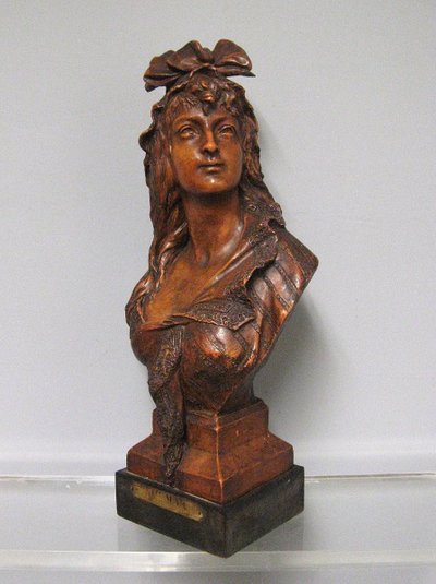 Buste Art Nouveau De Jeune Femme En Terre Cuite Vers 1900. 