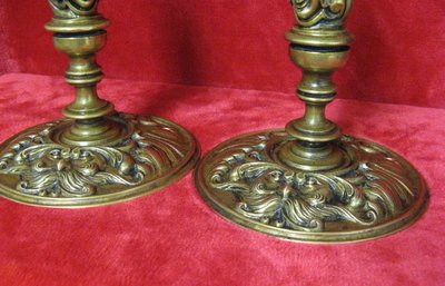 Pair De Bougeoirs En Bronze à Mascaron Et Fleur De Lys. Neo Gothic 19th century.