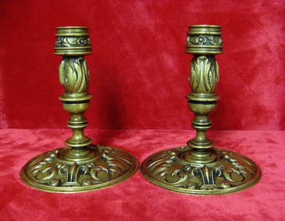 Pair De Bougeoirs En Bronze à Mascaron Et Fleur De Lys. Neo Gothic 19th century.