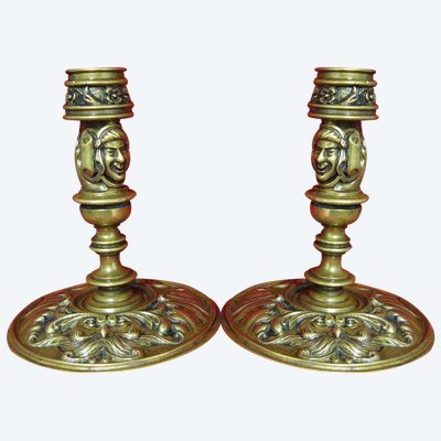 Pair De Bougeoirs En Bronze à Mascaron Et Fleur De Lys. Neo Gothic 19th century.