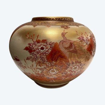 SATZUMA EARTHENWARE VASE FROM JAPAN