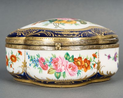 A porcelain jewelry box, late 19th century