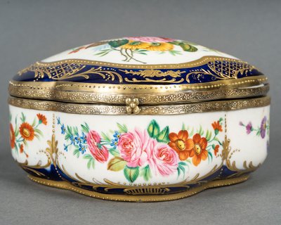 A porcelain jewelry box, late 19th century