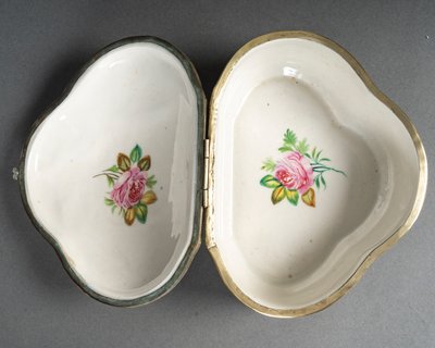 A porcelain jewelry box, late 19th century