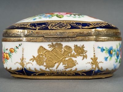 A porcelain jewelry box, late 19th century