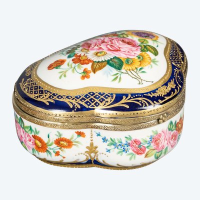 A porcelain jewelry box, late 19th century