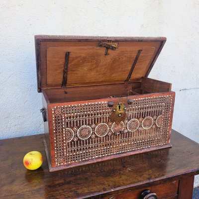 Cassapanca in legno con intarsi in madreperla, Siria, XIX secolo