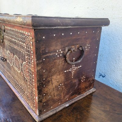Cassapanca in legno con intarsi in madreperla, Siria, XIX secolo