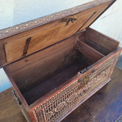 Cassapanca in legno con intarsi in madreperla, Siria, XIX secolo