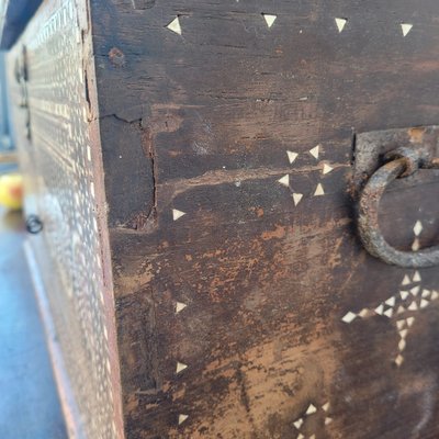 Cassapanca in legno con intarsi in madreperla, Siria, XIX secolo