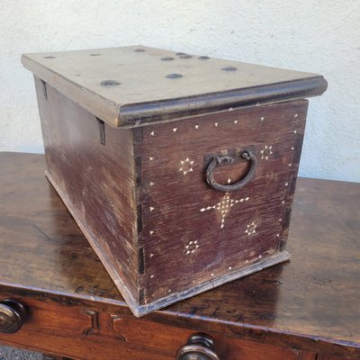 Cassapanca in legno con intarsi in madreperla, Siria, XIX secolo