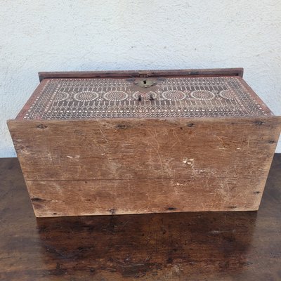 Cassapanca in legno con intarsi in madreperla, Siria, XIX secolo