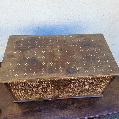 Cassapanca in legno con intarsi in madreperla, Siria, XIX secolo