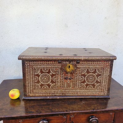 Cassapanca in legno con intarsi in madreperla, Siria, XIX secolo