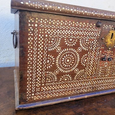 Cassapanca in legno con intarsi in madreperla, Siria, XIX secolo