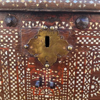 Cassapanca in legno con intarsi in madreperla, Siria, XIX secolo