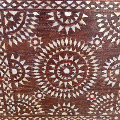 Cassapanca in legno con intarsi in madreperla, Siria, XIX secolo