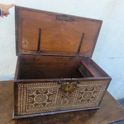 Cassapanca in legno con intarsi in madreperla, Siria, XIX secolo