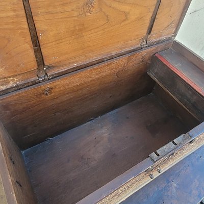 Cassapanca in legno con intarsi in madreperla, Siria, XIX secolo