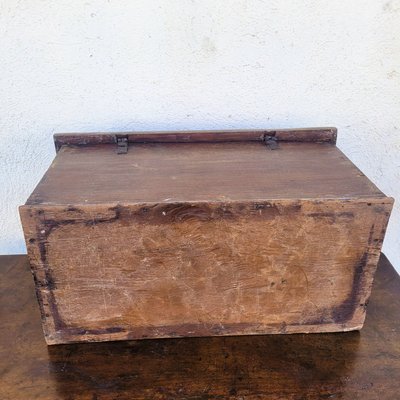 Cassapanca in legno con intarsi in madreperla, Siria, XIX secolo