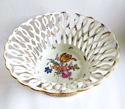 Tazza traforata in porcellana di Dresda Germania XIX secolo