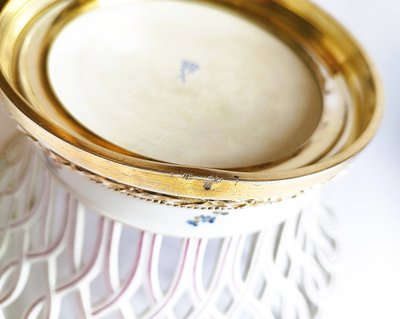 Tazza traforata in porcellana di Dresda Germania XIX secolo