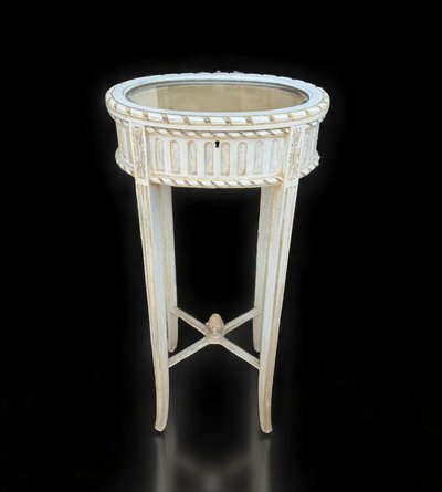 ANTIQUE LOUIS XVI STYLE DISPLAY CASE FROM THE 1900S IN WHITE LACQUERED WOOD