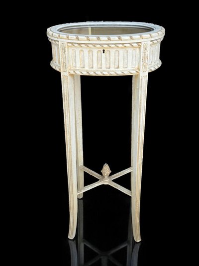 ANTIQUE LOUIS XVI STYLE DISPLAY CASE FROM THE 1900S IN WHITE LACQUERED WOOD
