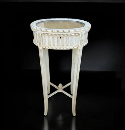 ANTIQUE LOUIS XVI STYLE DISPLAY CASE FROM THE 1900S IN WHITE LACQUERED WOOD