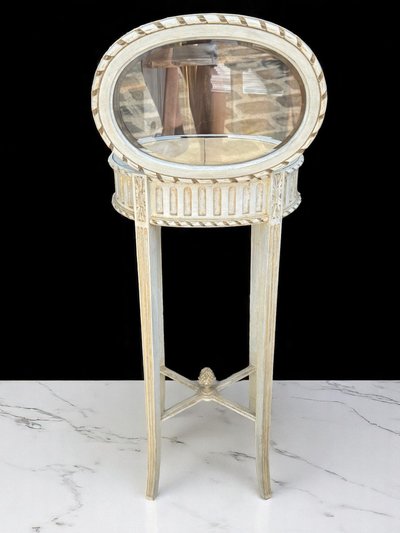 ANTIQUE LOUIS XVI STYLE DISPLAY CASE FROM THE 1900S IN WHITE LACQUERED WOOD