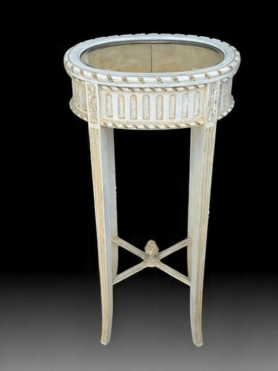 ANTIQUE LOUIS XVI STYLE DISPLAY CASE FROM THE 1900S IN WHITE LACQUERED WOOD