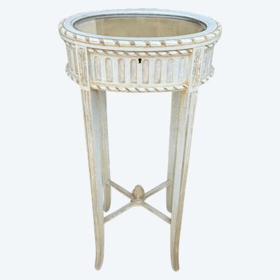 ANTIQUE LOUIS XVI STYLE DISPLAY CASE FROM THE 1900S IN WHITE LACQUERED WOOD