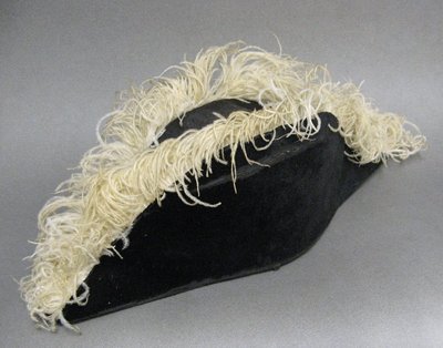 Einhorn, genannt "Hof", ist ein gezifferter Knopf unter der Krone von Adel und Königen.