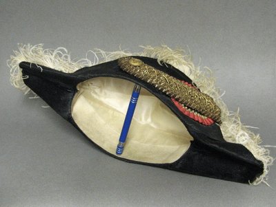Einhorn, genannt "Hof", ist ein gezifferter Knopf unter der Krone von Adel und Königen.