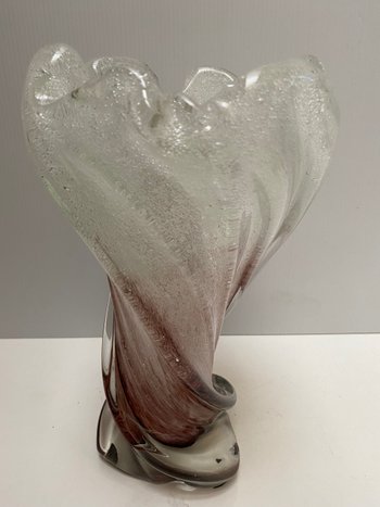 Vase aus mundgeblasenem Kristall mit eingearbeiteten Blasen, doppelschichtig