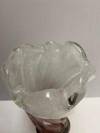 Vase aus mundgeblasenem Kristall mit eingearbeiteten Blasen, doppelschichtig